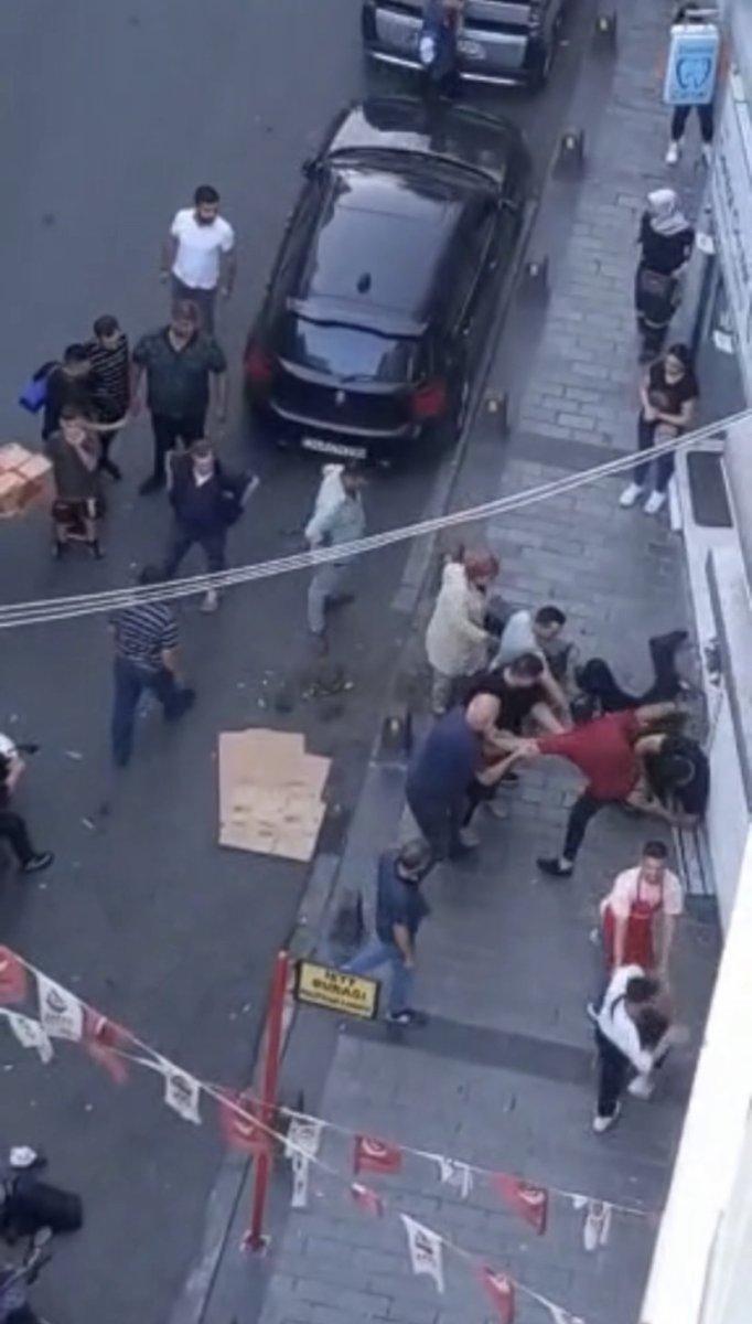 İstanbul'da yaşlı adamı döven şahsa meydan dayağı