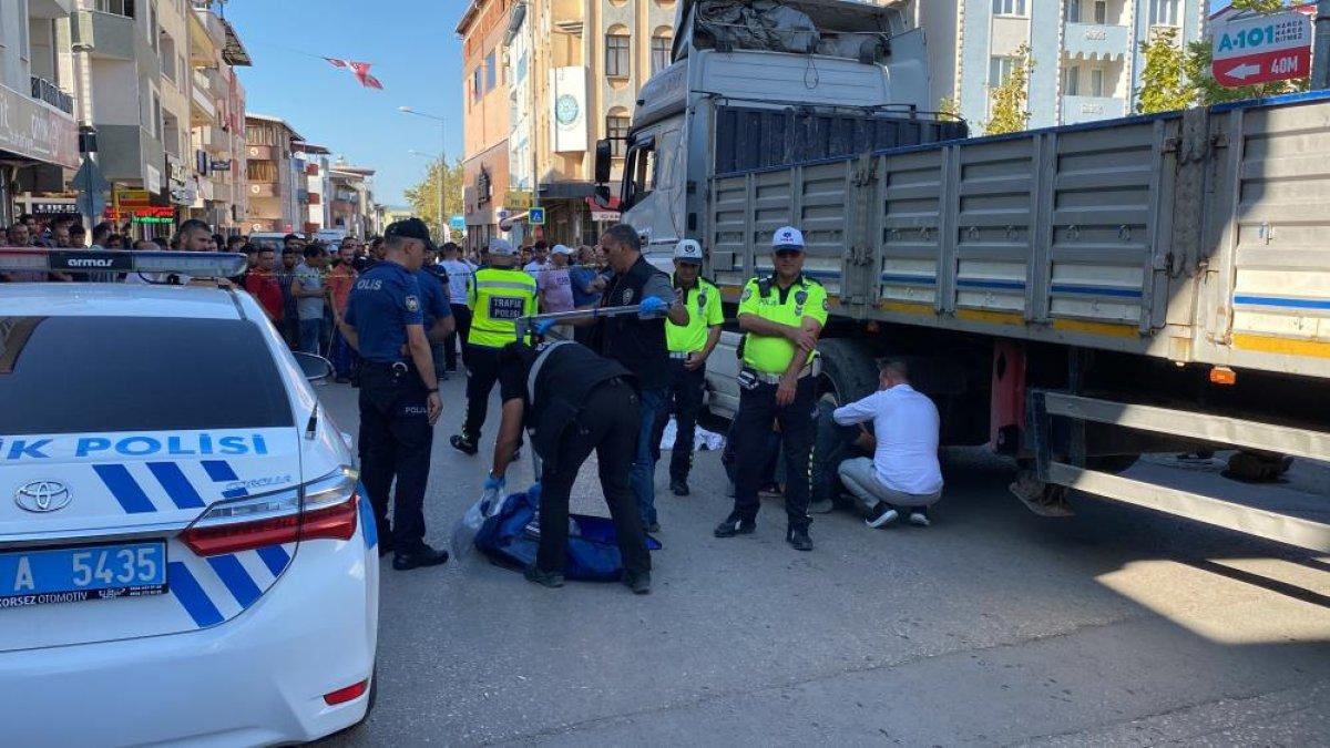 Bursa'da yolun karşısına geçmek isteyen seyyar satıcı tırın altında kaldı