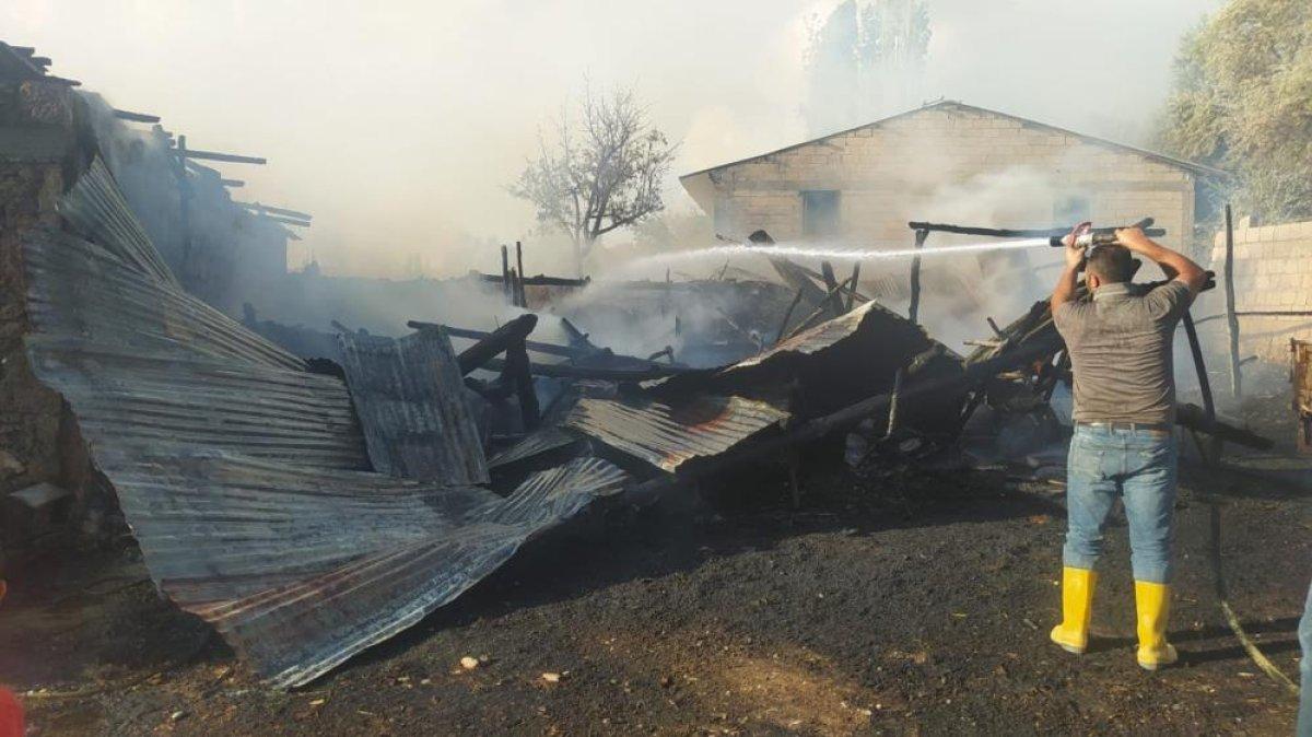 Sivas'ta ahır ve samanlık alevlere teslim oldu