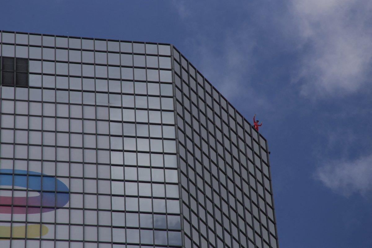 Örümcek Adam Robert, 60. yaş gününde Paris'te gökdelene tırmandı