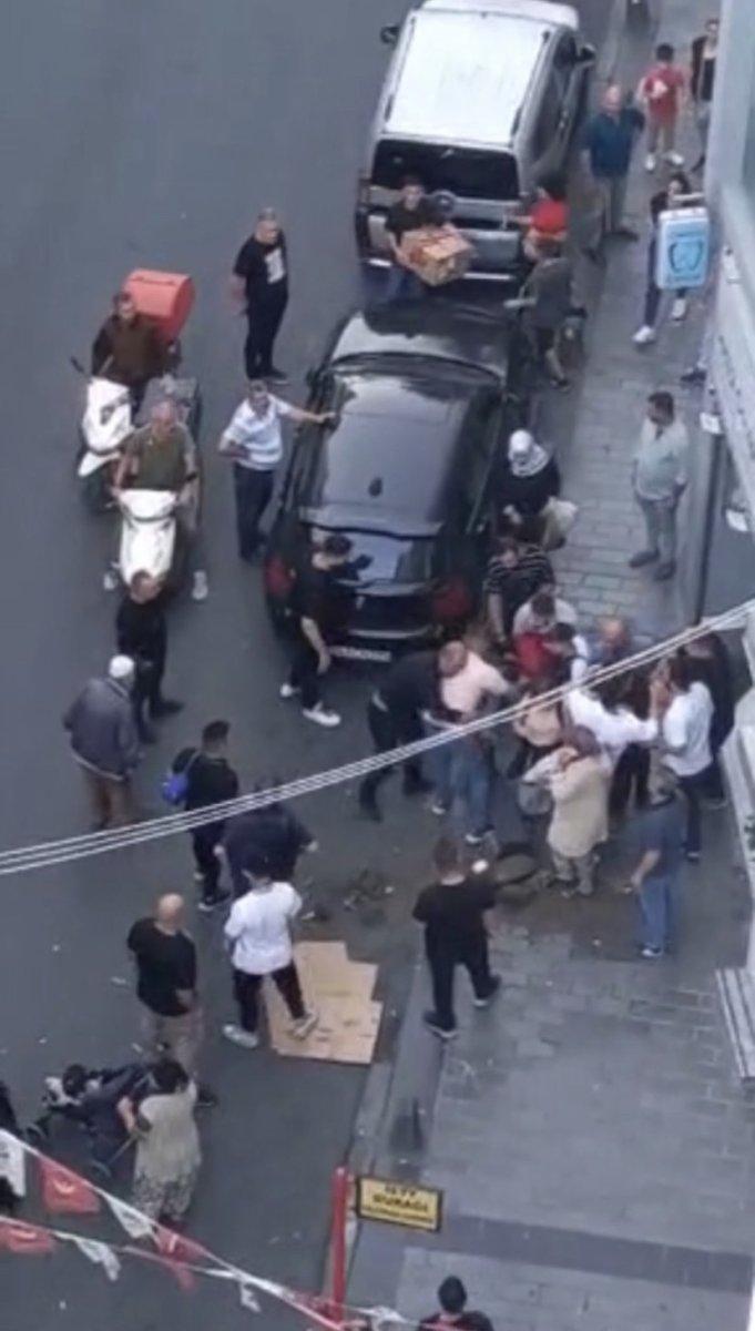 İstanbul'da yaşlı adamı döven şahsa meydan dayağı