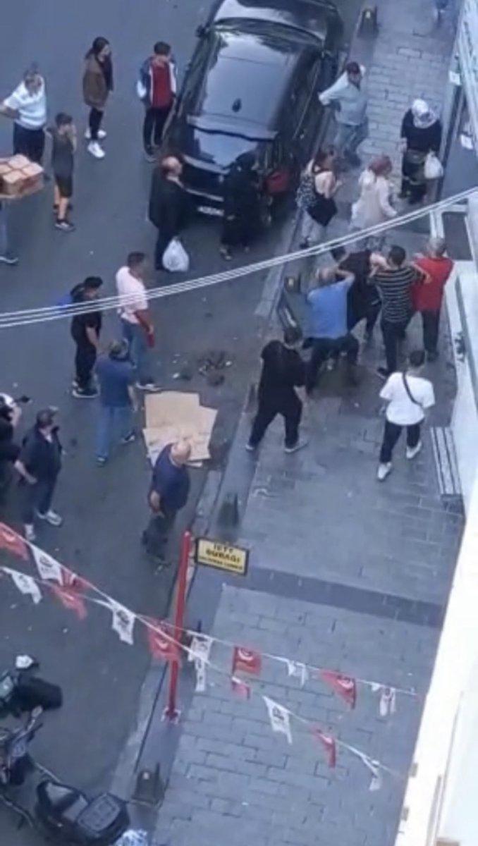 İstanbul'da yaşlı adamı döven şahsa meydan dayağı