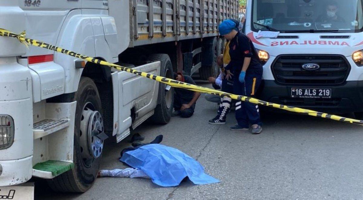 Bursa'da yolun karşısına geçmek isteyen seyyar satıcı tırın altında kaldı