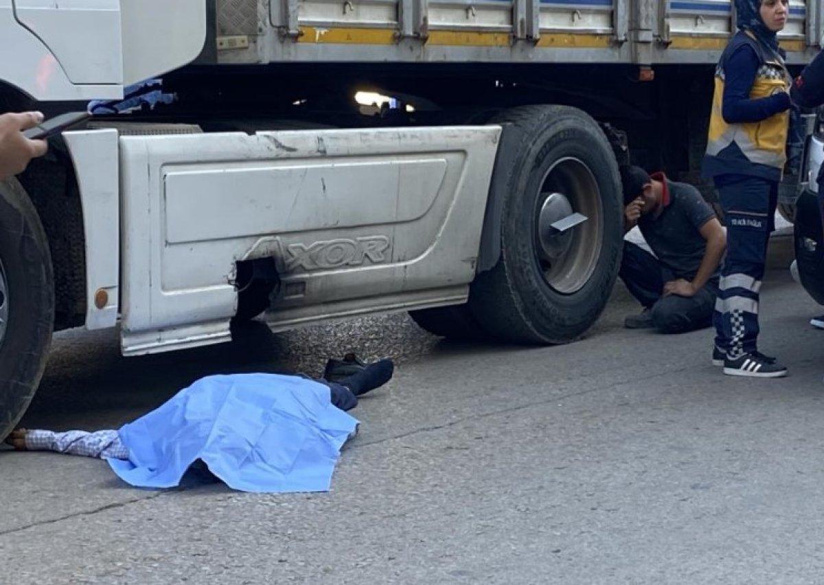 Bursa'da yolun karşısına geçmek isteyen seyyar satıcı tırın altında kaldı