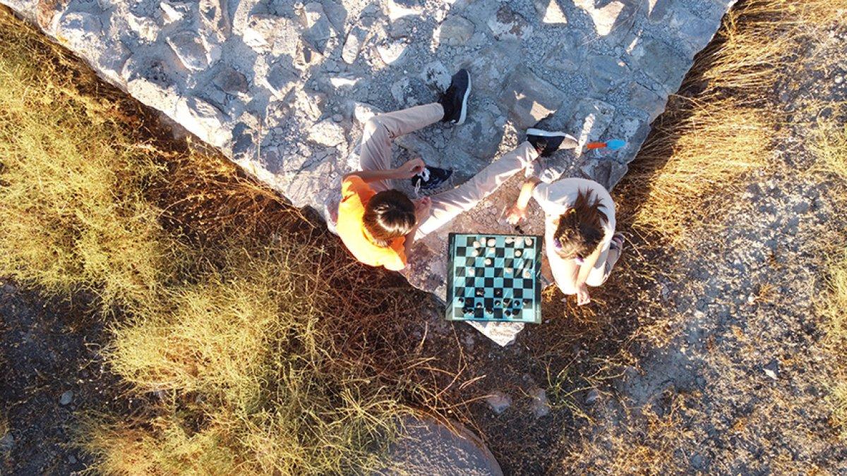 Erzincan'da çocukların Arkeoparka dönüştürülen kaledeki satranç oyunu
