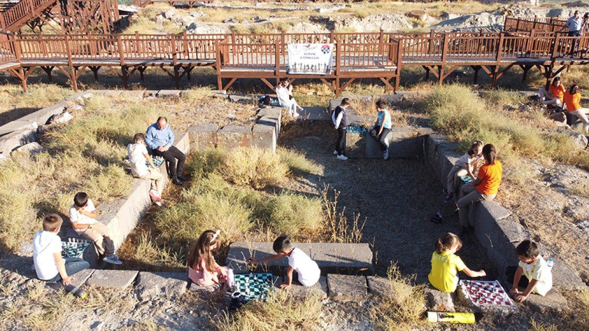 Erzincan'da çocukların Arkeoparka dönüştürülen kaledeki satranç oyunu
