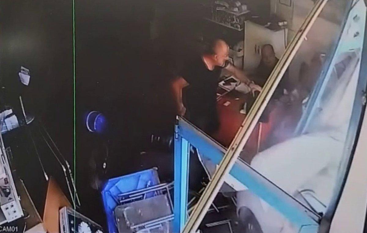 Osmaniye'de kontrolünü kaybeden otomobil iş yerine girdi