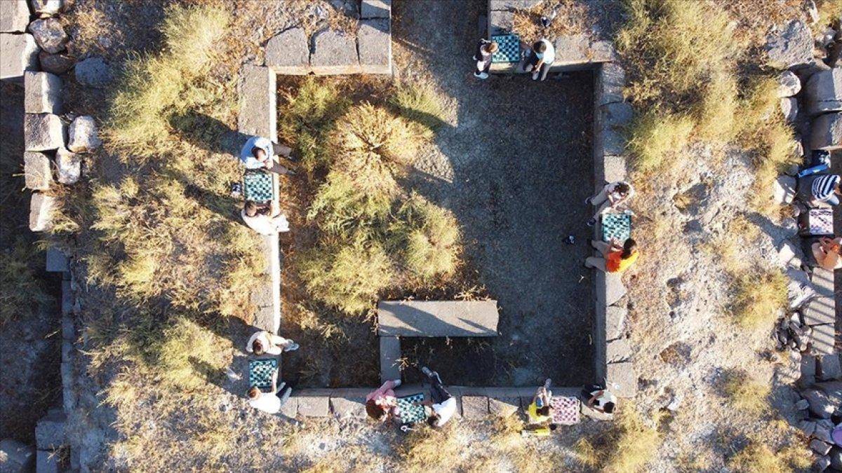 Erzincan'da çocukların Arkeoparka dönüştürülen kaledeki satranç oyunu