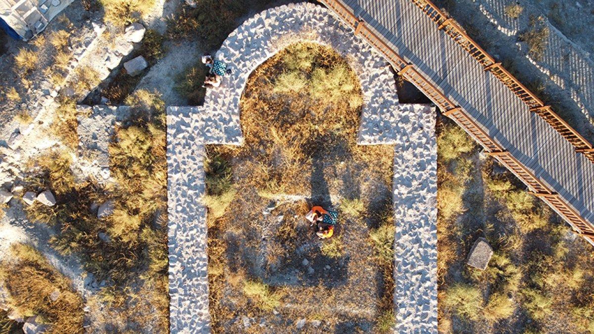 Erzincan'da çocukların Arkeoparka dönüştürülen kaledeki satranç oyunu