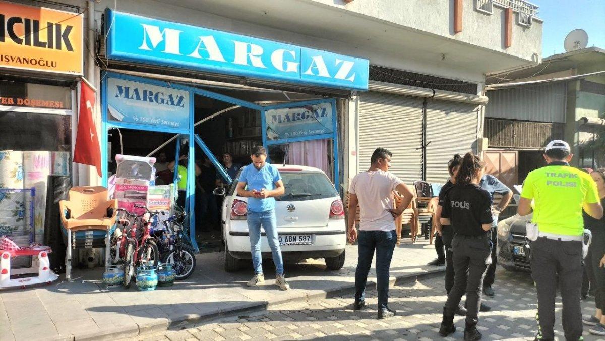 Osmaniye'de kontrolünü kaybeden otomobil iş yerine girdi