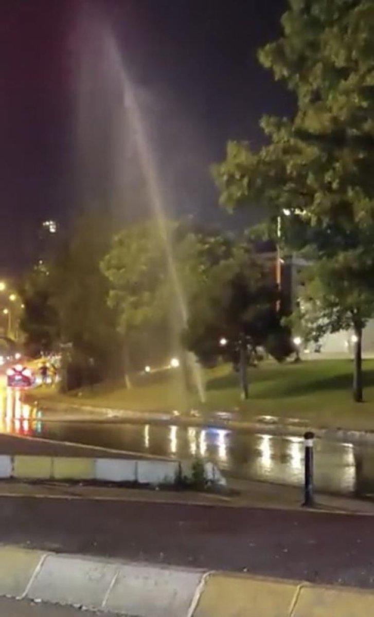 Ataşehir’de bozulan çim sulama fıskiyesinden dakikalarca su aktı