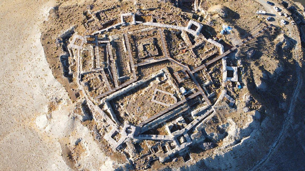Erzincan'da çocukların Arkeoparka dönüştürülen kaledeki satranç oyunu