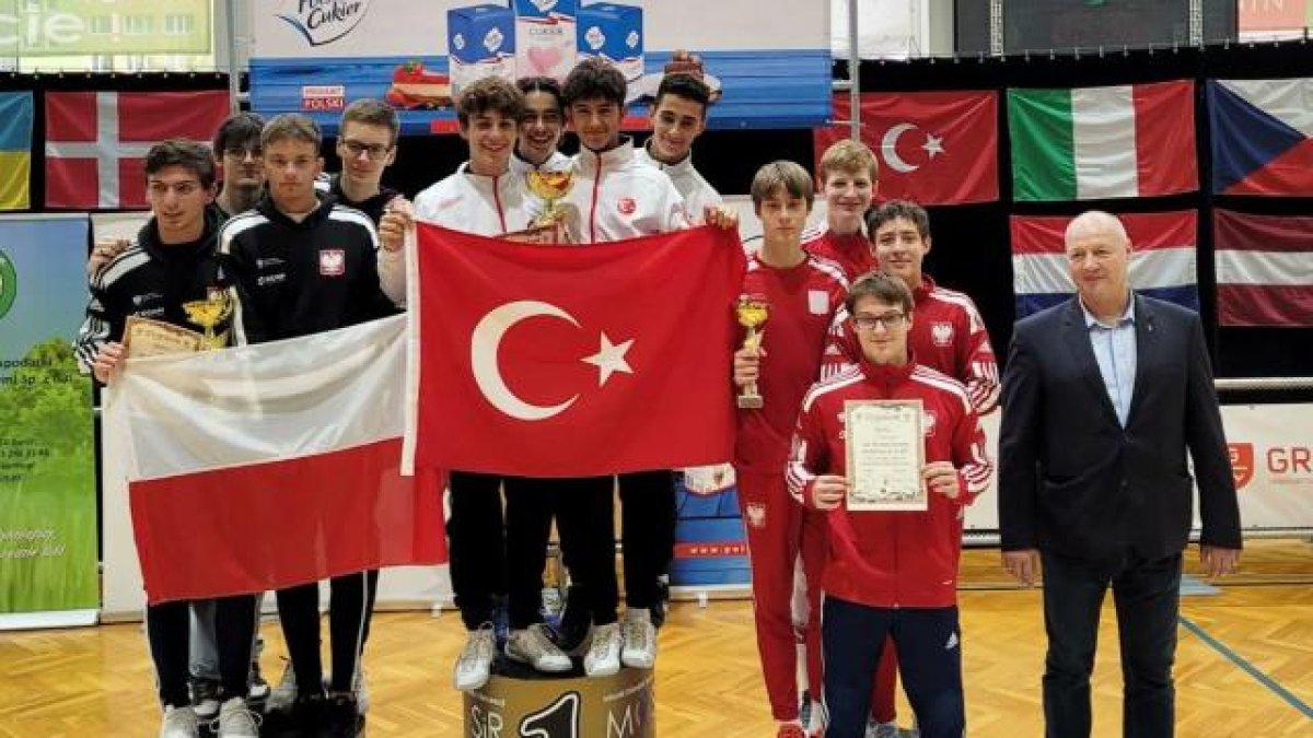Genç eskrimcilerden altın madalya