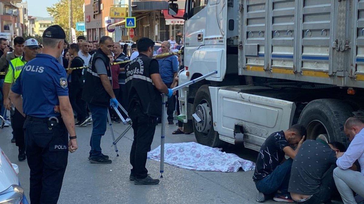 Bursa'da yolun karşısına geçmek isteyen seyyar satıcı tırın altında kaldı