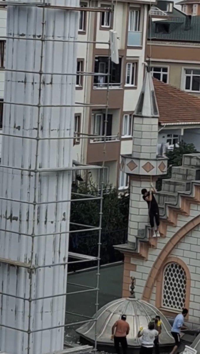 İstanbul’da 'pes' dedirten minare yenileme anları kamerada