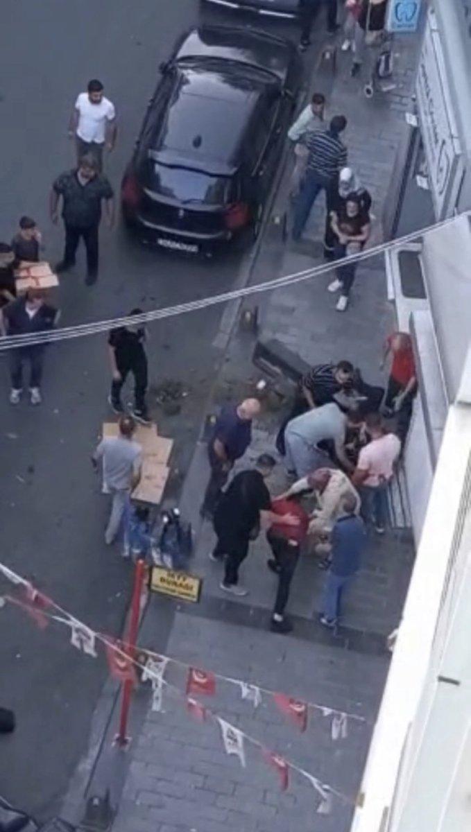 İstanbul'da yaşlı adamı döven şahsa meydan dayağı