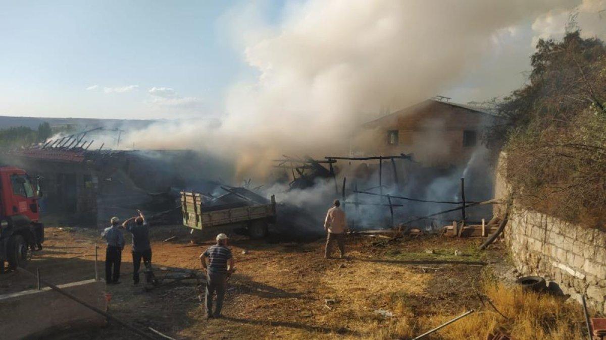 Sivas'ta ahır ve samanlık alevlere teslim oldu