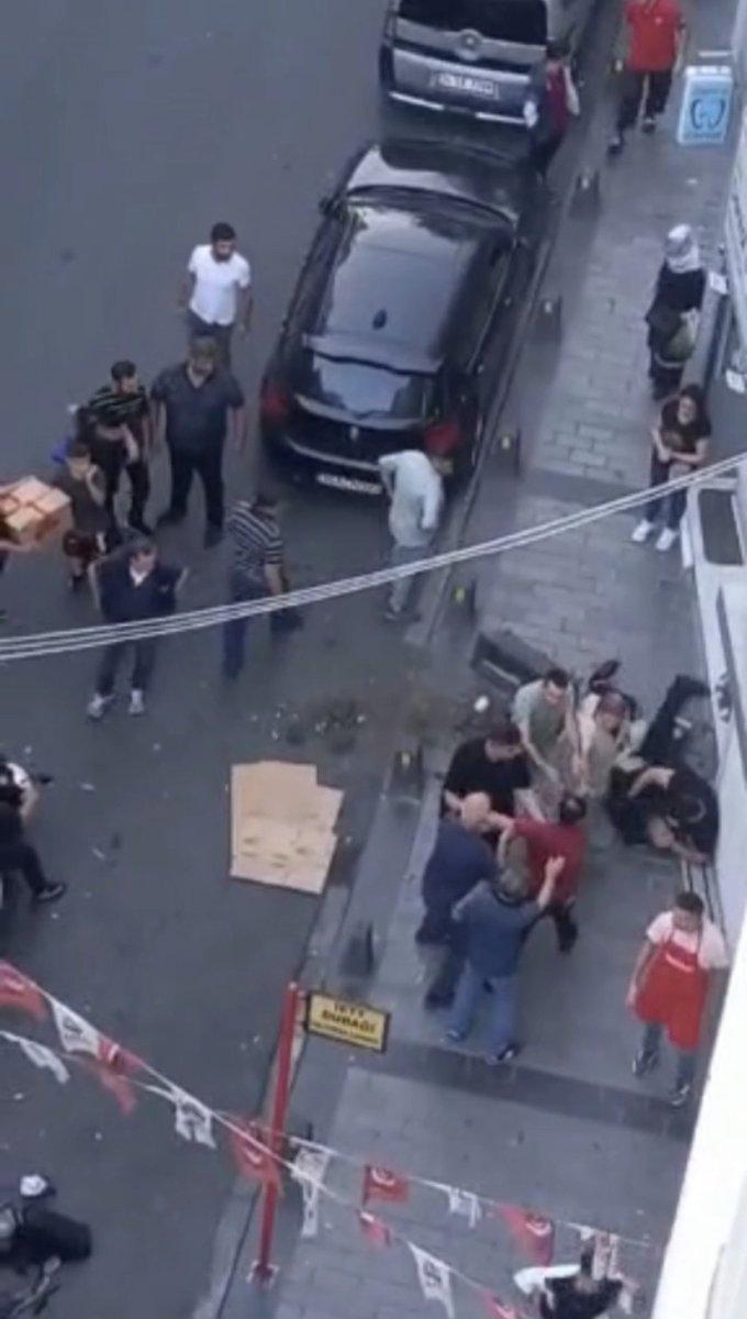 İstanbul'da yaşlı adamı döven şahsa meydan dayağı