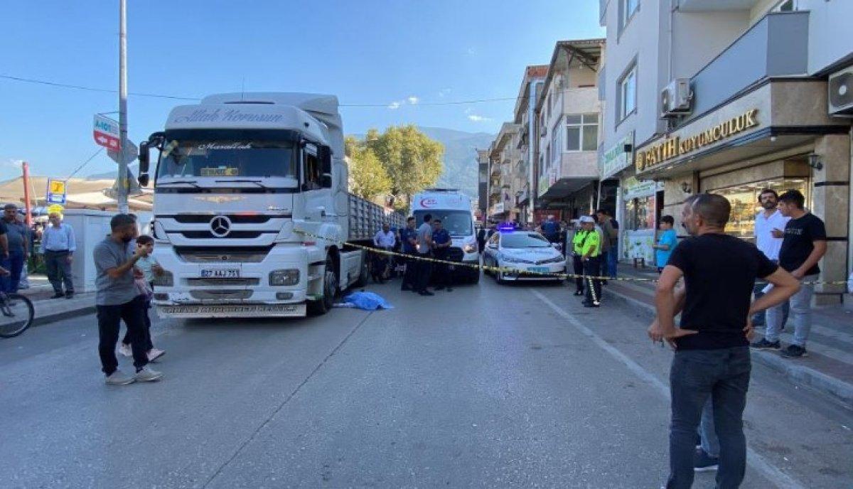 Bursa'da yolun karşısına geçmek isteyen seyyar satıcı tırın altında kaldı