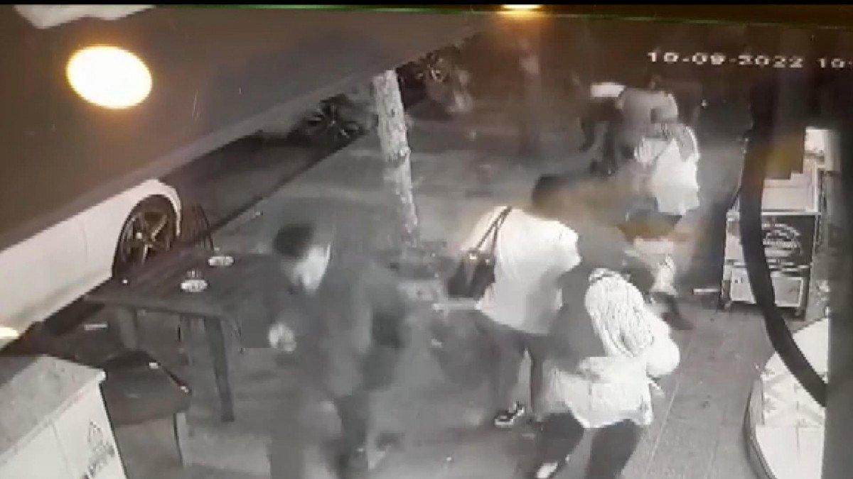 Zeytinburnu’nda beton parçaları kaldırımda yürüyenlerin üzerine düştü