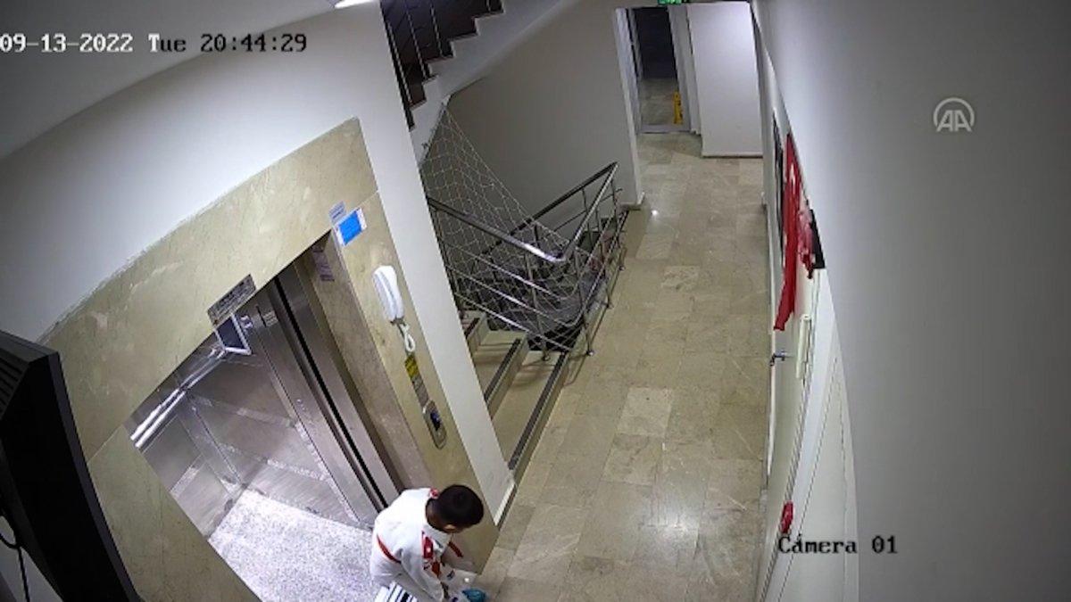 Kayseri'de 8 yaşındaki çocuktan Türk bayrağına saygı