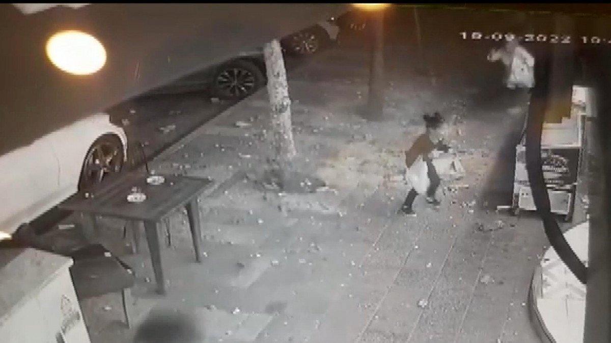 Zeytinburnu’nda beton parçaları kaldırımda yürüyenlerin üzerine düştü