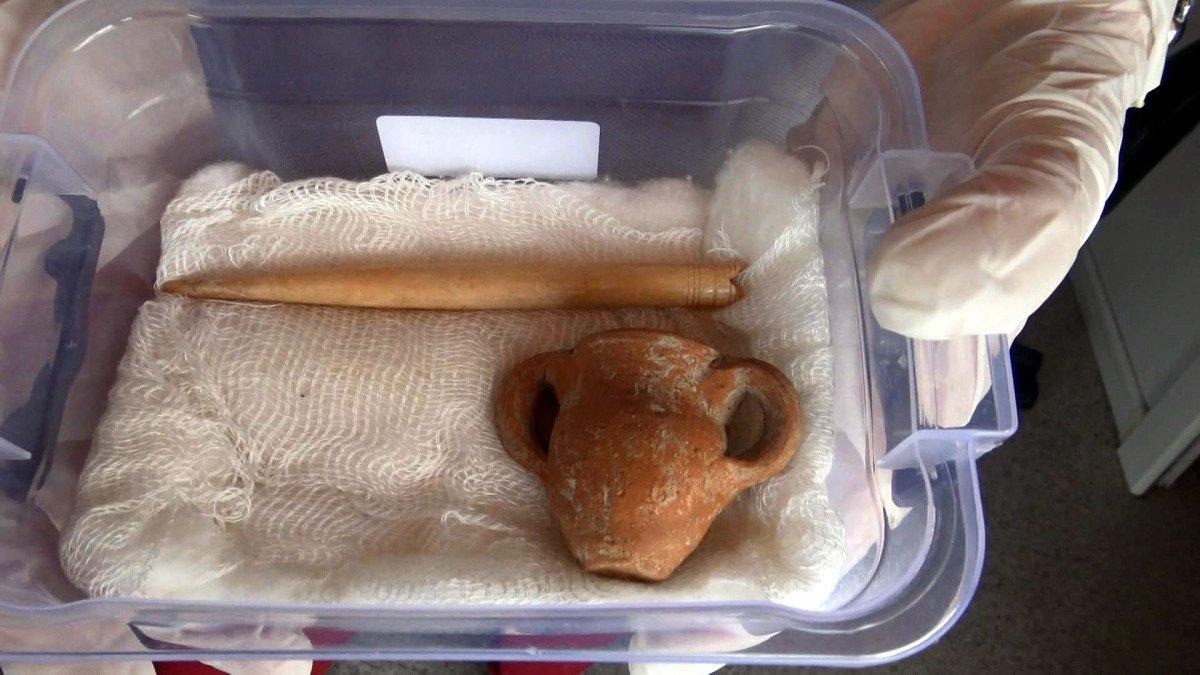 Avcılar'daki Bathonea Antik Kenti'nde çıngıraklı ve bilezikli çocuk mezarı bulundu