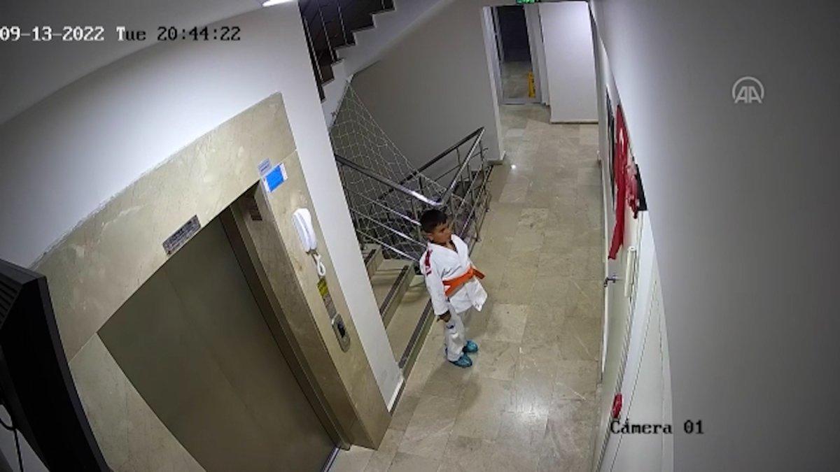 Kayseri'de 8 yaşındaki çocuktan Türk bayrağına saygı