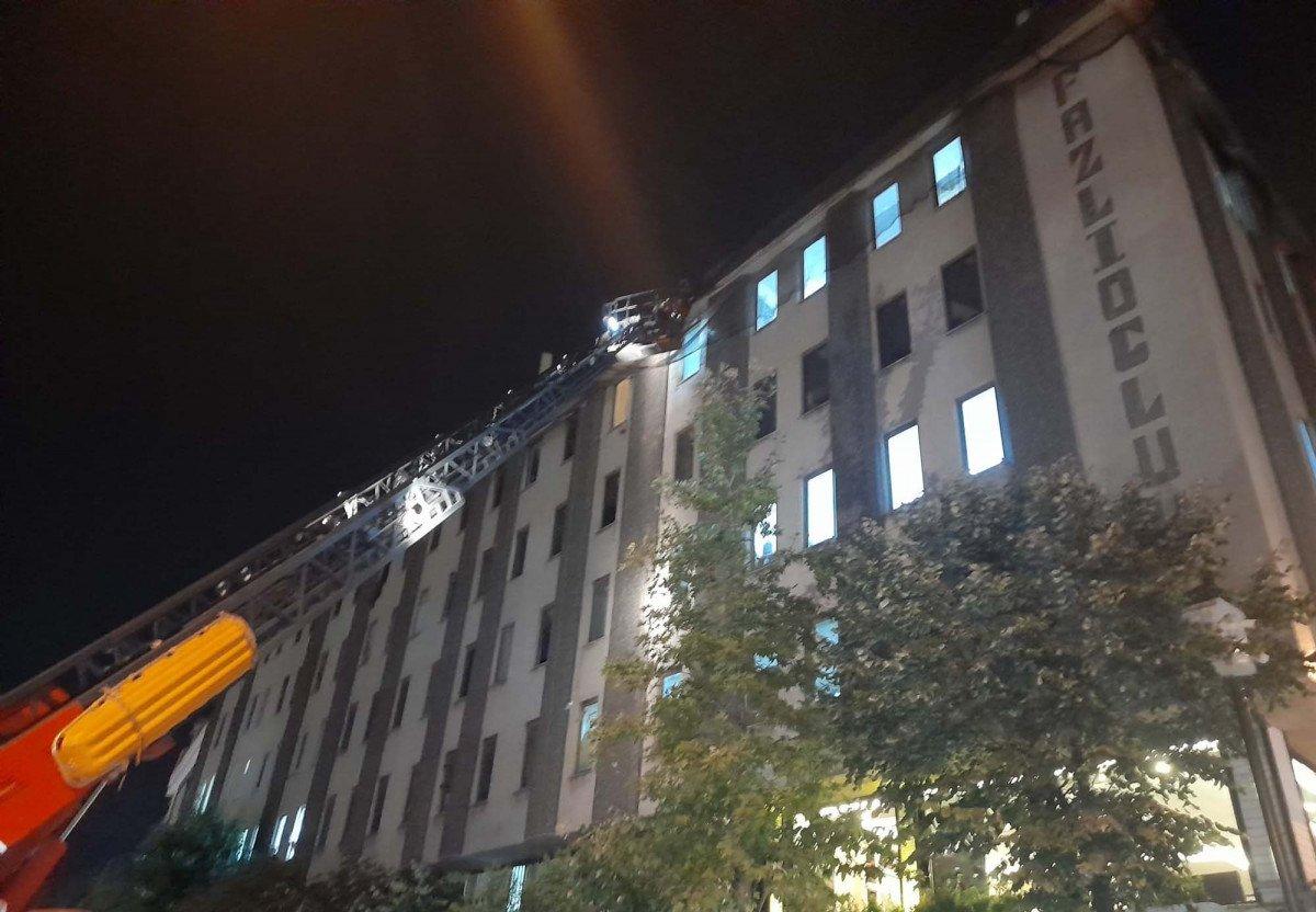 Zeytinburnu’nda beton parçaları kaldırımda yürüyenlerin üzerine düştü