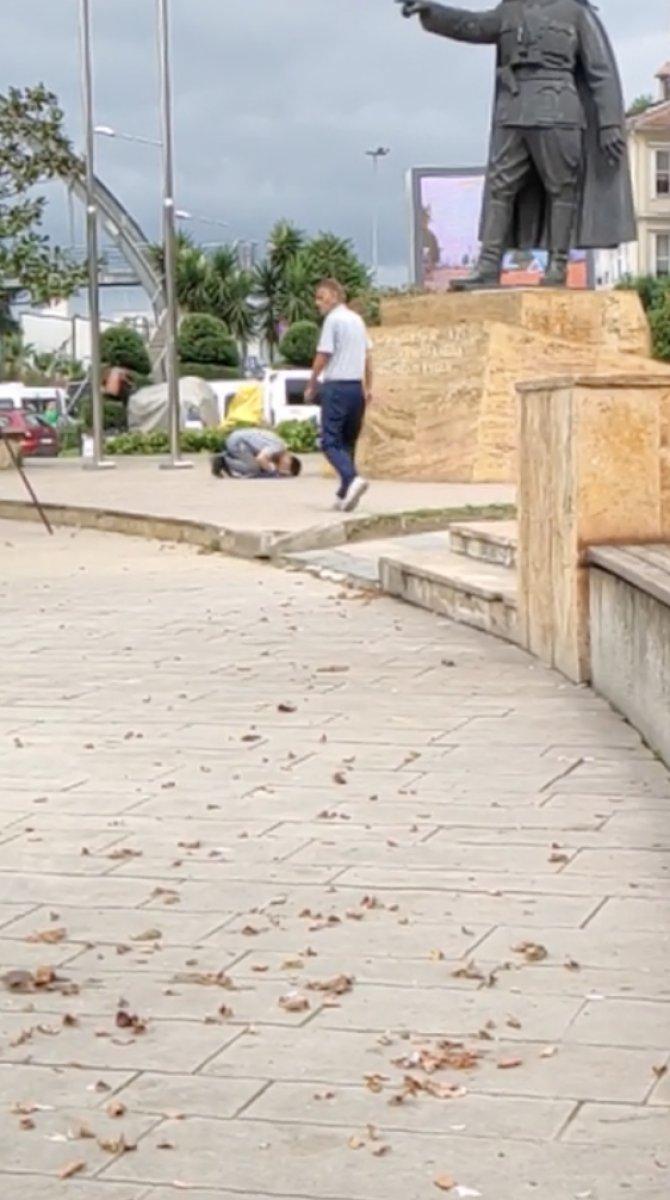 Giresun'da Atatürk heykeline karşı namaz kılan adam