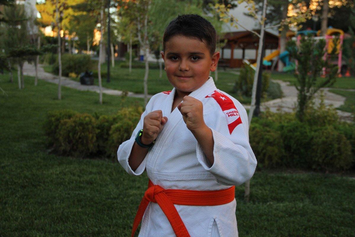 Kayseri'de 8 yaşındaki çocuktan Türk bayrağına saygı