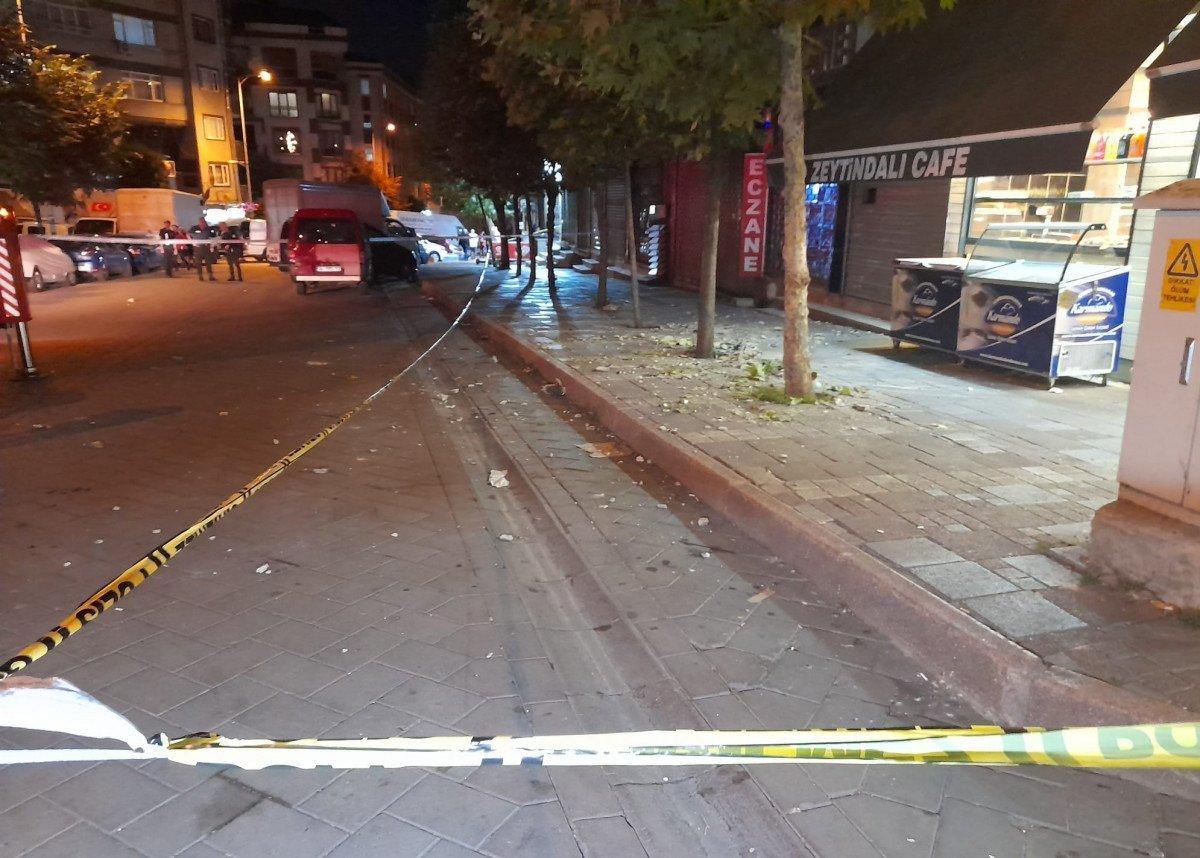 Zeytinburnu’nda beton parçaları kaldırımda yürüyenlerin üzerine düştü
