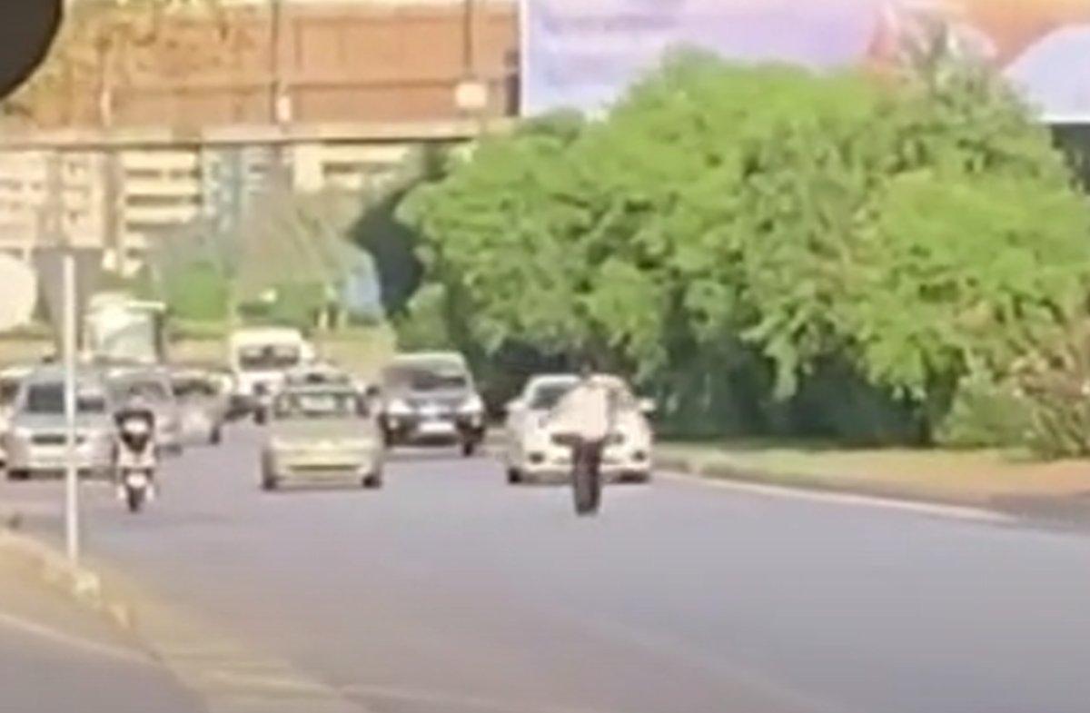 Adana’da, trafikte tehlikeli anlar: Yol kesti, sürücülere laf attı