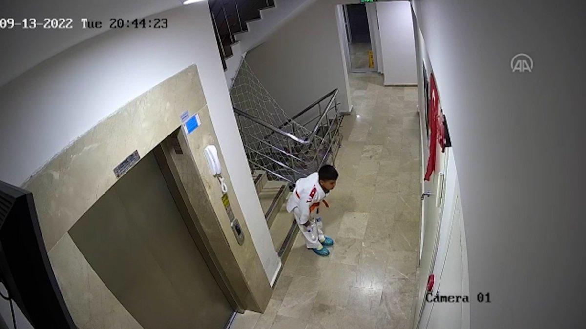 Kayseri'de 8 yaşındaki çocuktan Türk bayrağına saygı