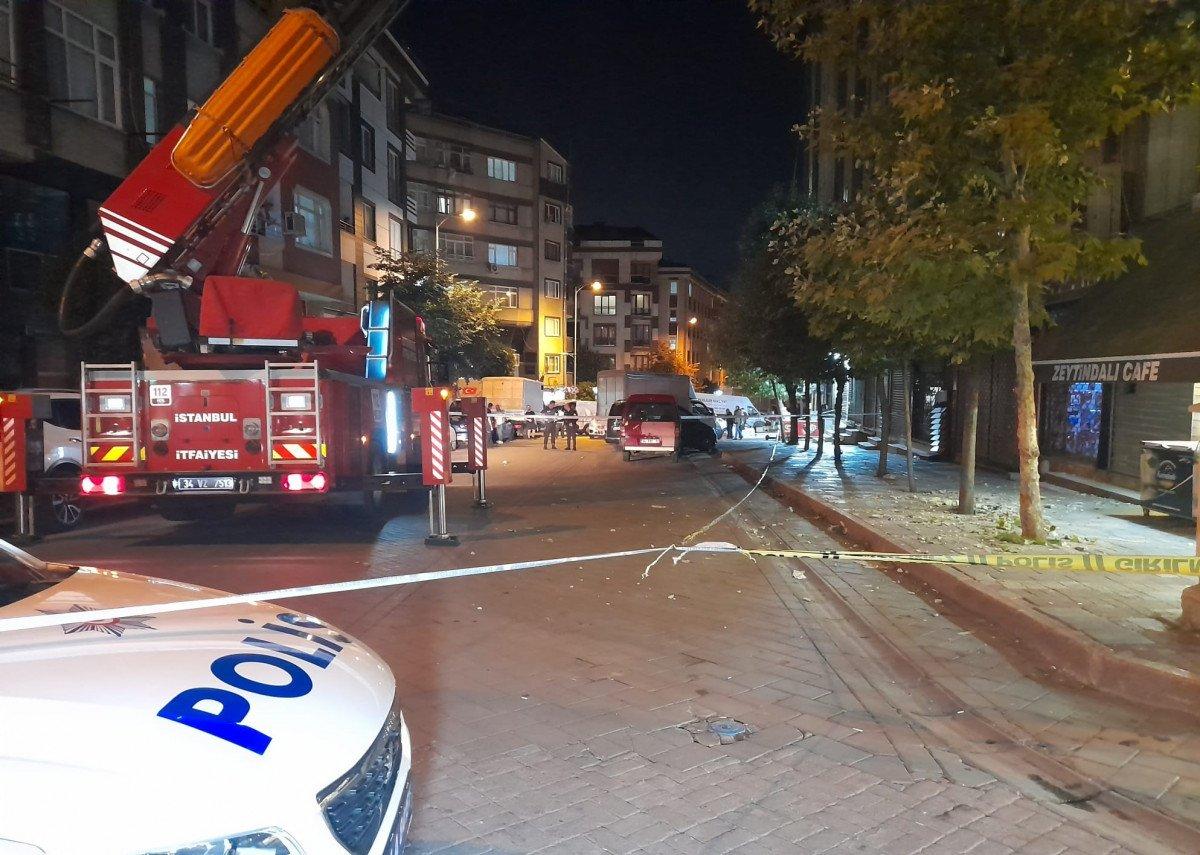 Zeytinburnu’nda beton parçaları kaldırımda yürüyenlerin üzerine düştü