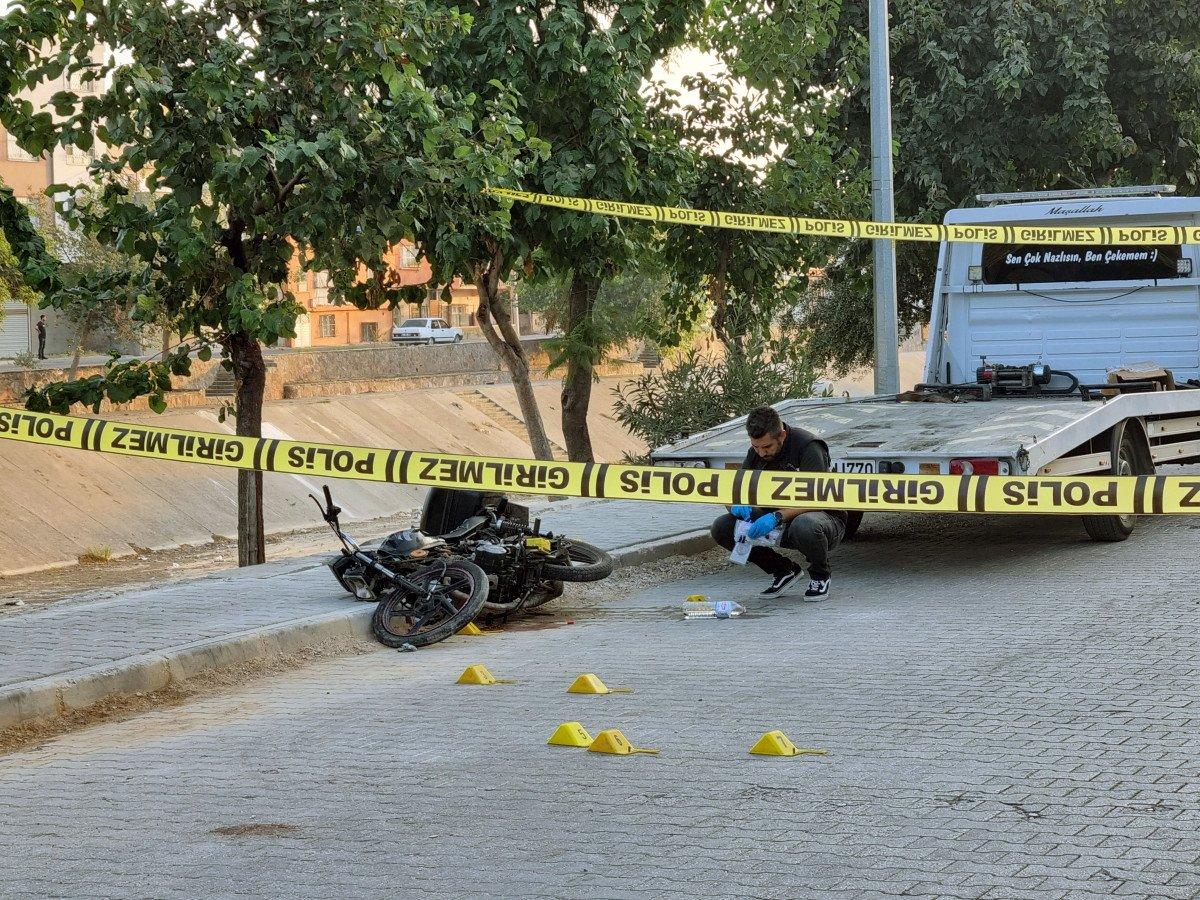 Adana’da bir genç, motosikleti ile seyir halindeyken öldürüldü