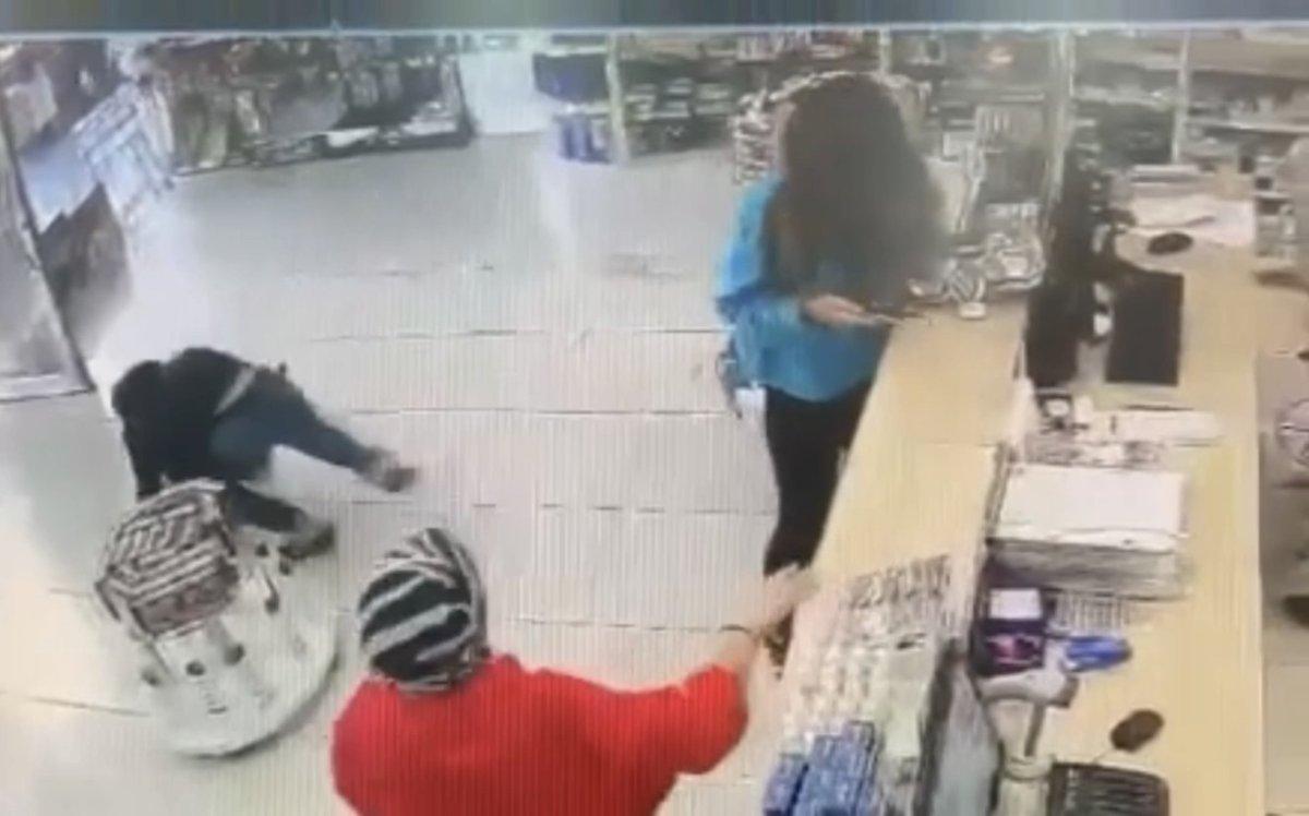 İstanbul’da eczanede genç kadına yumruklu saldırı kamerada