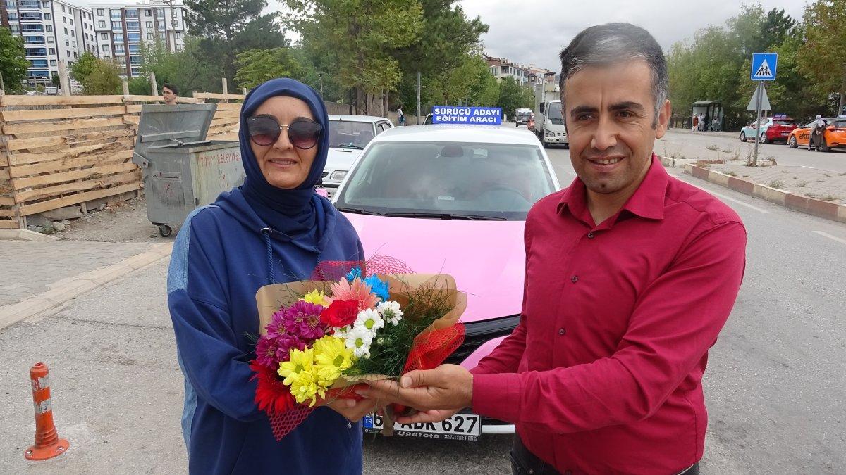 Tokat'ta ehliyeti 9'uncu sınavında kazanan adamın gözyaşları