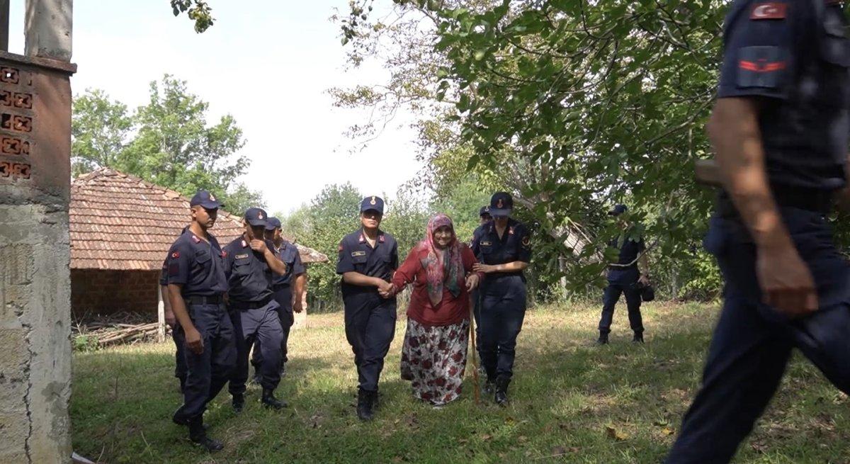 Bartın'da jandarma şehit annesinin fındıklarını topladı