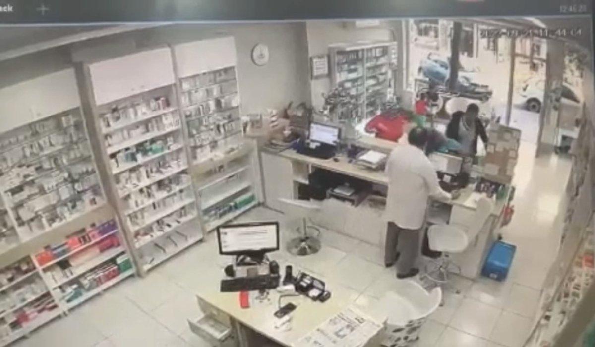 İstanbul’da eczanede genç kadına yumruklu saldırı kamerada