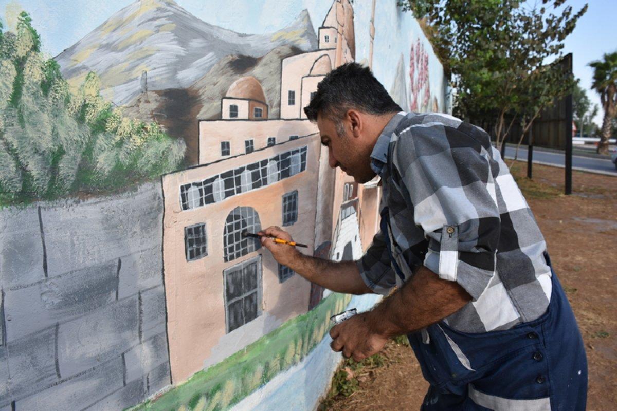 Cizre'de 11 yıllık temizlik işçisi, duvarları resimlerle süsledi