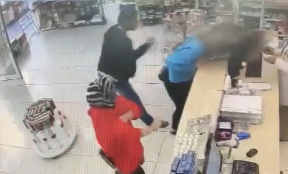 İstanbul’da eczanede genç kadına yumruklu saldırı kamerada