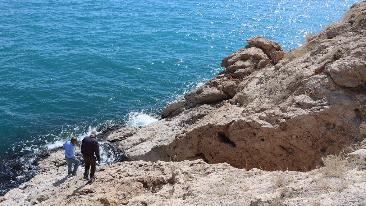 Van Gölü'ndeki çekilmeyle kayaya oyulmuş kültürel Urartu limanı bulundu