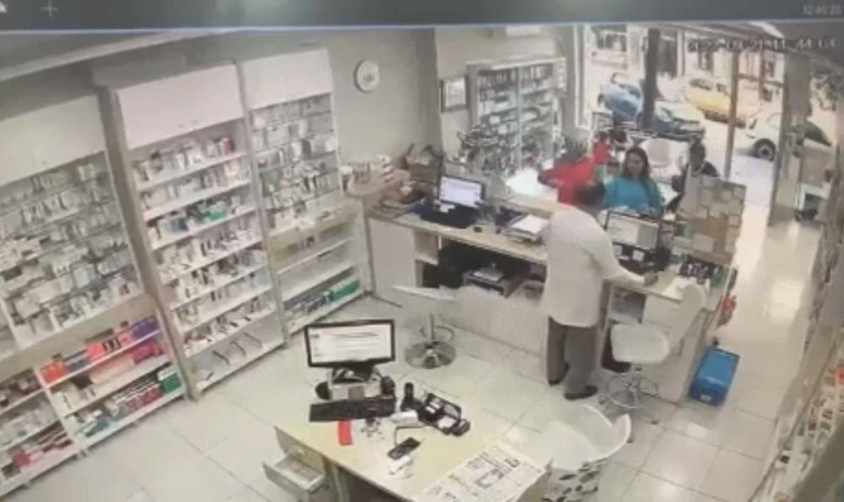 İstanbul’da eczanede genç kadına yumruklu saldırı kamerada