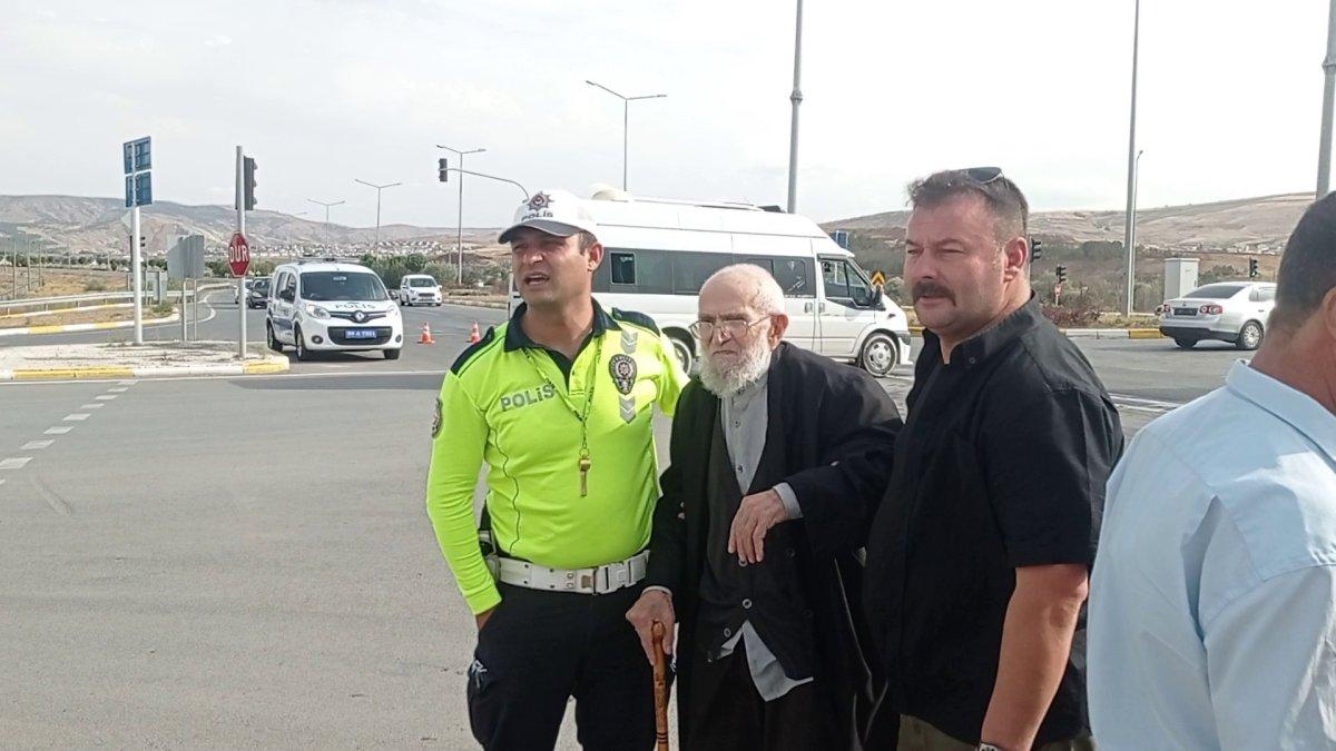 Sivas'ta polis memurunun yaşlı adama yaklaşımı yürekleri ısıttı