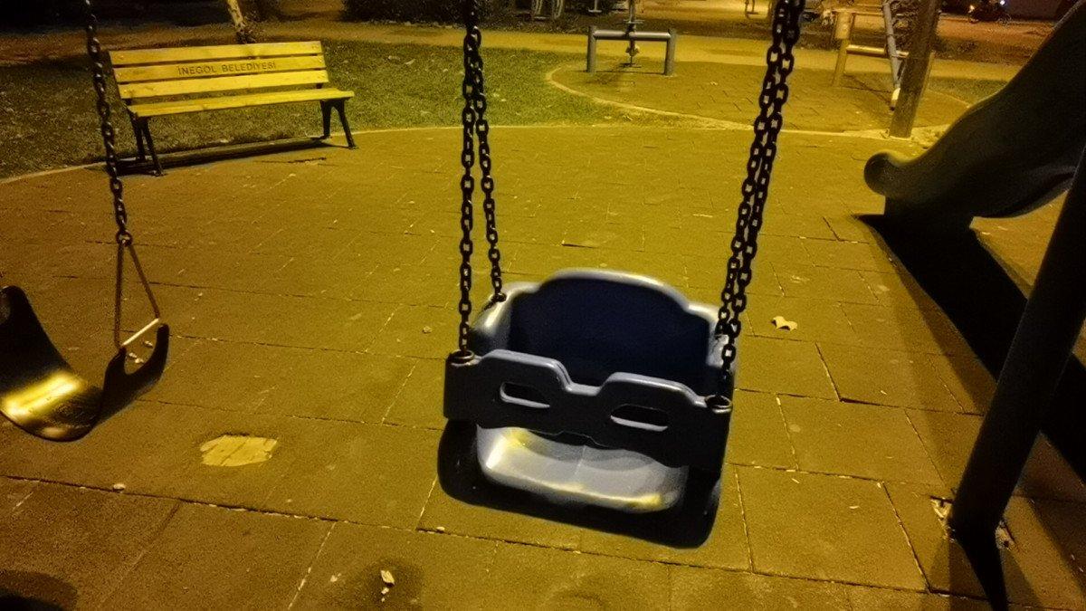 Bursa’da salıncakta sallanırken parmağı koptu