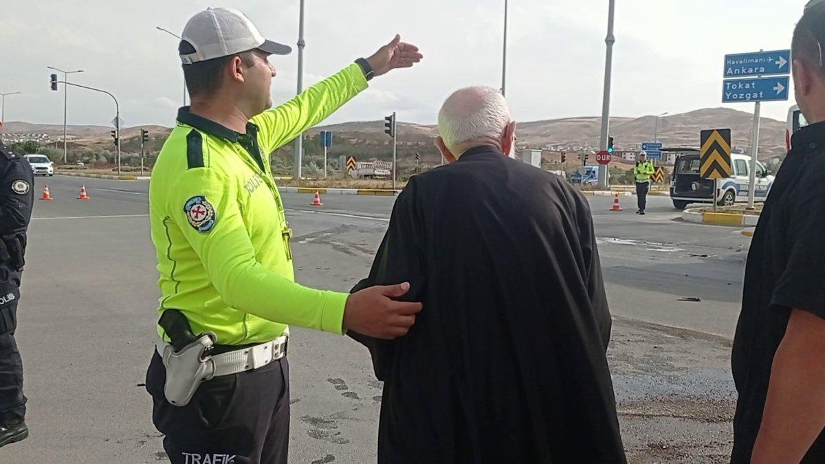 Sivas'ta polis memurunun yaşlı adama yaklaşımı yürekleri ısıttı