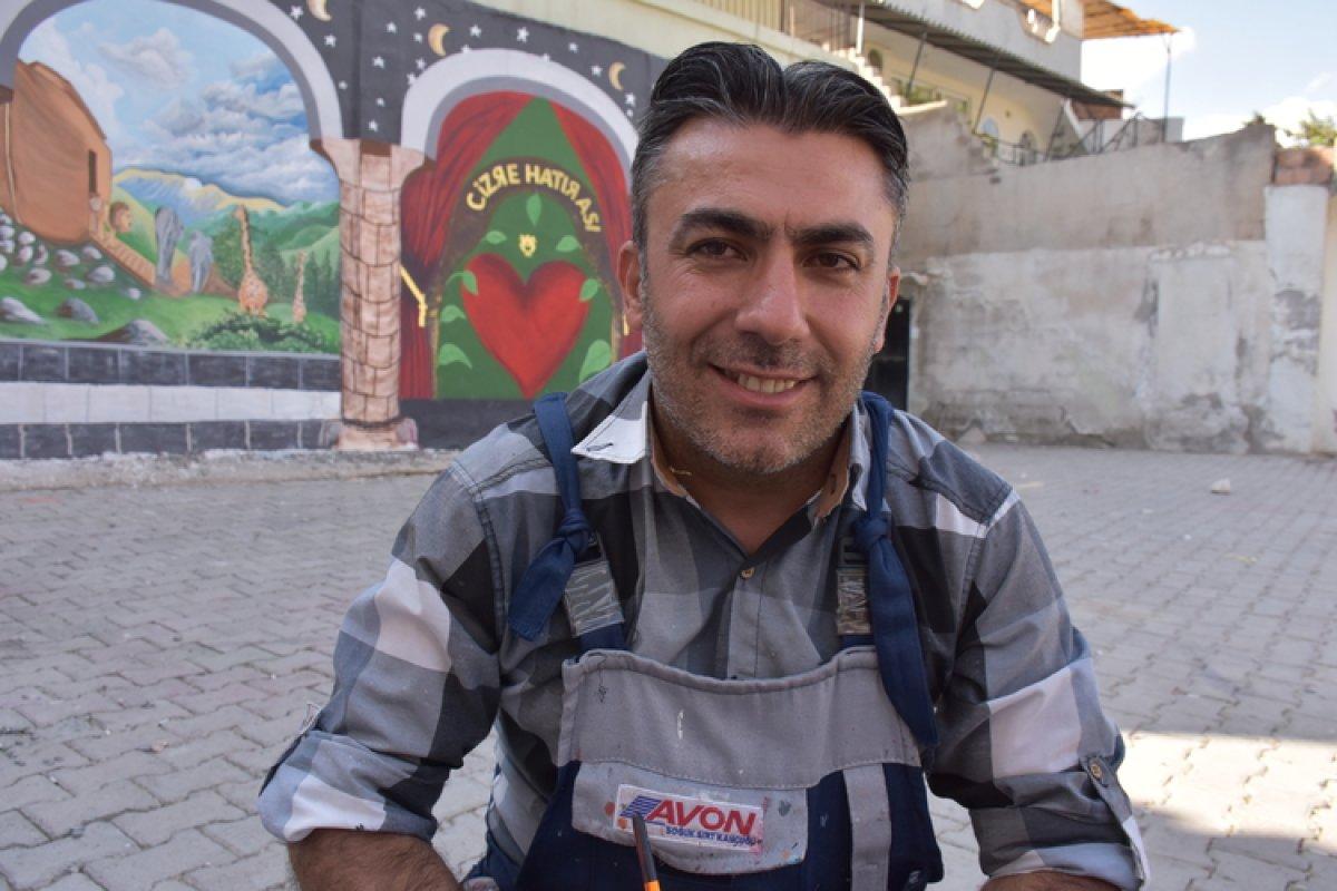 Cizre'de 11 yıllık temizlik işçisi, duvarları resimlerle süsledi