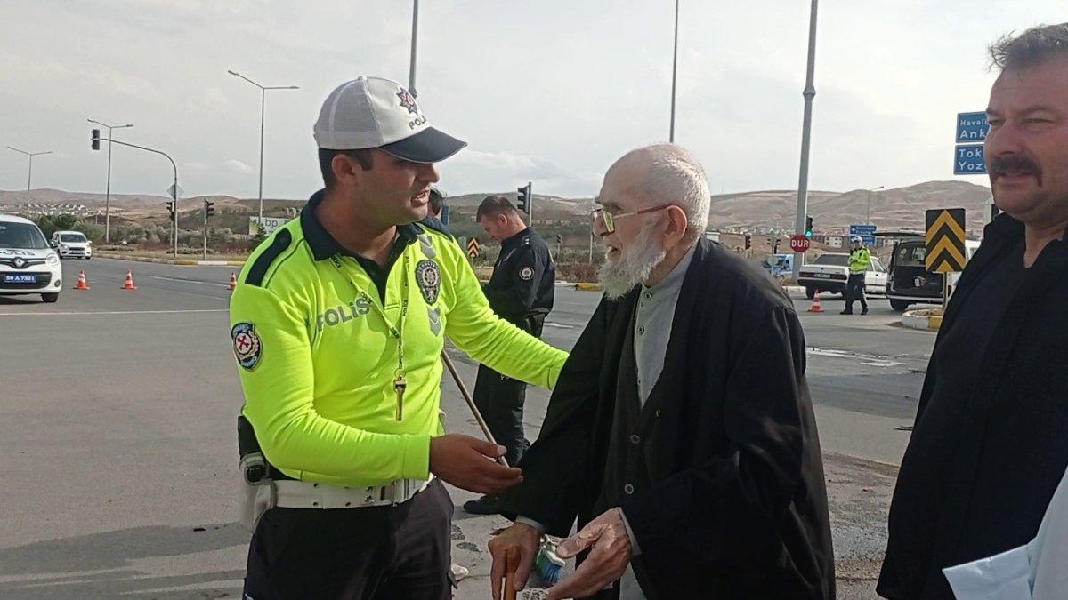 Sivas'ta polis memurunun yaşlı adama yaklaşımı yürekleri ısıttı