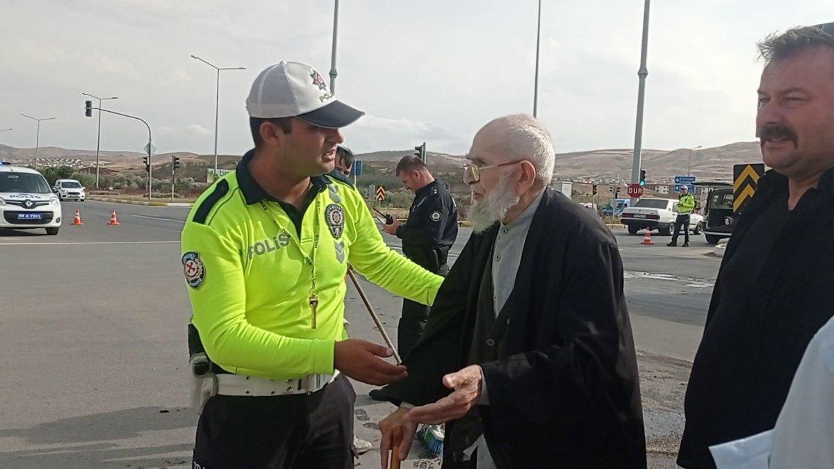 Sivas'ta polis memurunun yaşlı adama yaklaşımı yürekleri ısıttı